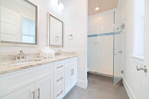 Ensemble douche/baignoire, sèche-cheveux, serviettes fournies