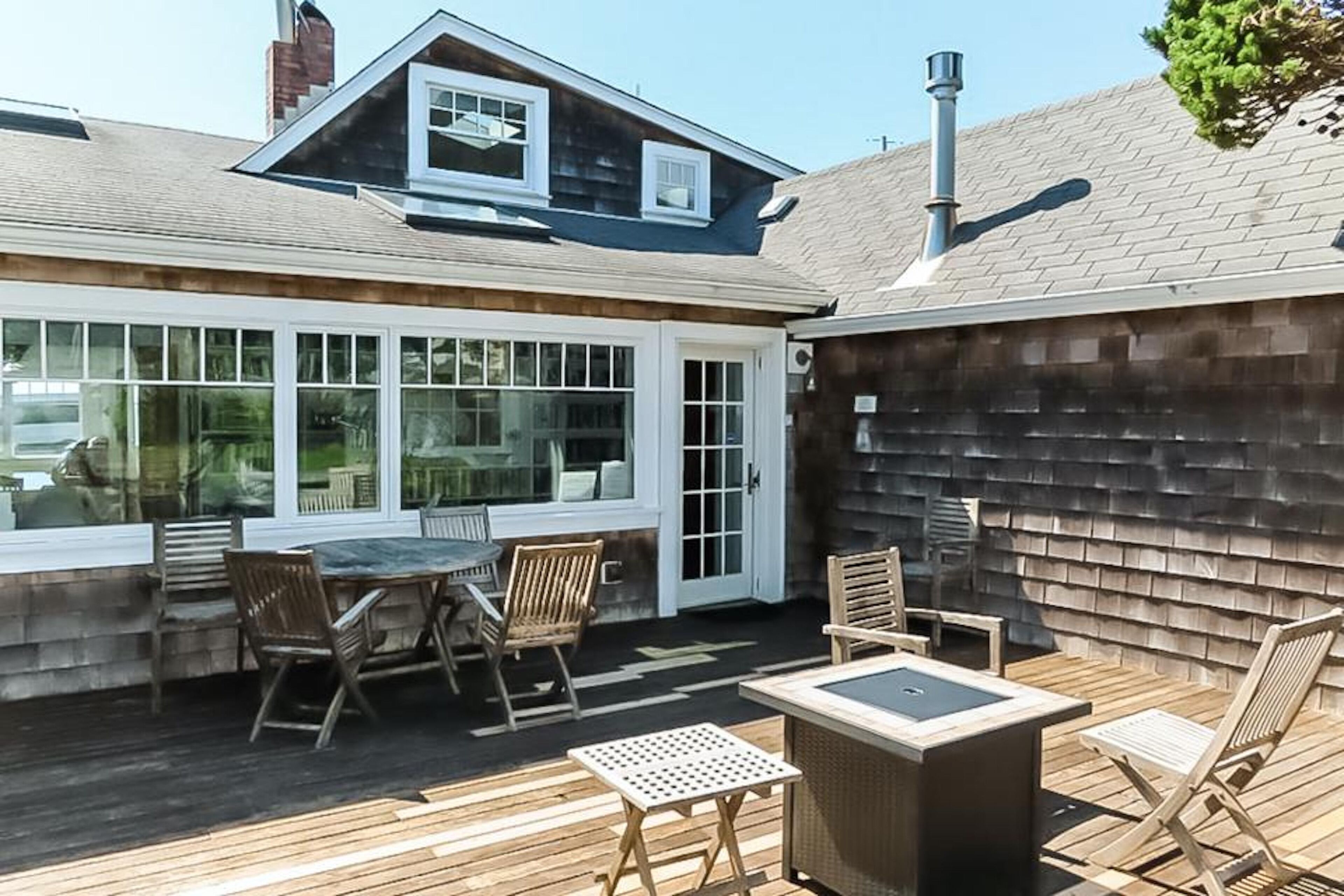 Side-by-side, ocean-view homes with full kitchens & private hot tub