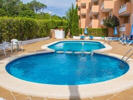 Una piscina al aire libre