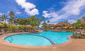 Een binnenzwembad en een buitenzwembad