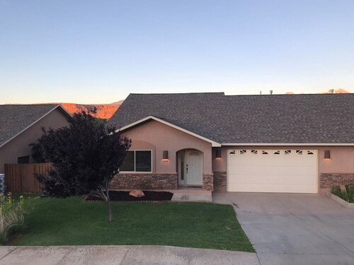 Moab Rim View Home - Brand New Private Hot Tub, Gig Internet, Garage