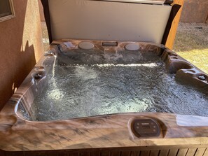 Ein Whirlpool mit Bedienfeld und mehreren Düsen.