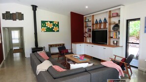 Living area - THE GLEN - 3 BEDROOM RAINFOREST RETREAT (Arakoon)