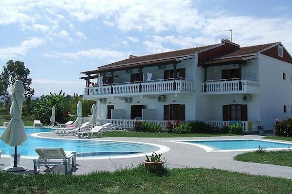 Outdoor pool - Vlachos Apartments (Corfu)