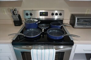 Refrigerador, microondas, horno y parrilla de estufa 