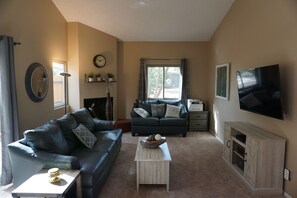 Televisión y chimenea 