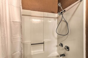 Articles de toilette gratuits, sèche-cheveux, serviettes fournies