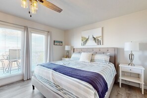 2 bedrooms, iron/ironing board, WiFi, bed sheets - Comfortable lake-view getaway with central AC, WiFi, pool & hot tub (Garden City)