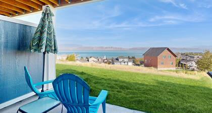Comfortable lake-view getaway with central AC, WiFi, pool & hot tub