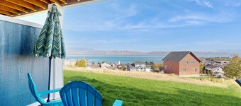Comfortable lake-view getaway with central AC, WiFi, pool & hot tub