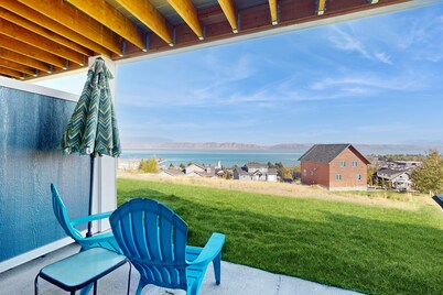 Comfortable lake-view getaway with central AC, WiFi, pool & hot tub