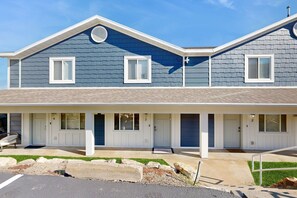 Exterior - Comfortable lake-view getaway with central AC, WiFi, pool & hot tub (Garden City)