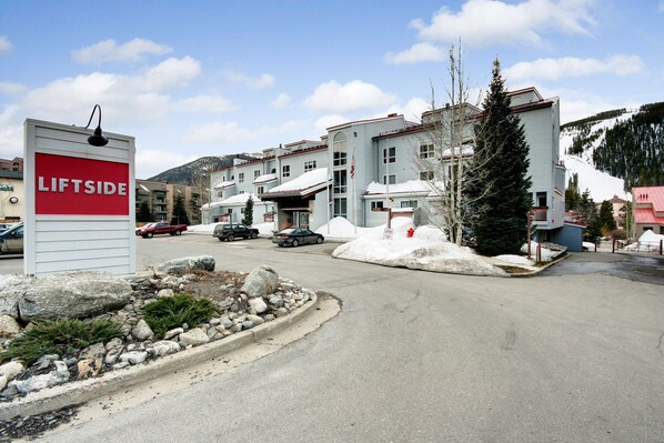 A residential area with a sign reading "LIFTSIDE" and a row of houses with a snowy landscape in the background. - Liftside 205 (Keystone)