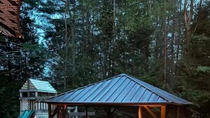 Outdoor spa tub - Schroon River Retreat, Waterfront, Near Lake George & Gore Mountain, Hot tub (Warrensburg)