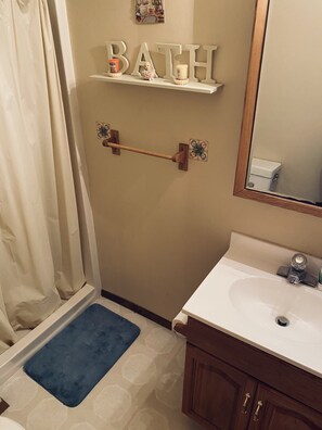Secadora de cabello, toallas, papel de baño 