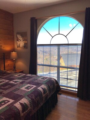 4 bedrooms, iron/ironing board, WiFi, bed sheets - Gatlinburg, Autumn Leaves, Great Mountain Views, Hot Tub, Pool Table, Fireplace. (Gatlinburg)