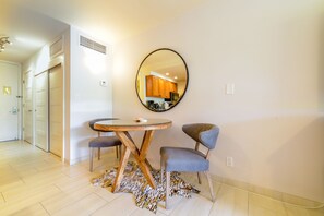 Dining - Lahaina Shores Beach Resort Studio (Lahaina)