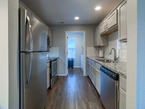 冷蔵庫、電子レンジ、オーブン、コンロ