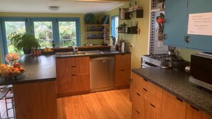 Una cocina con armarios de madera, lavavajillas integrado y estufa.