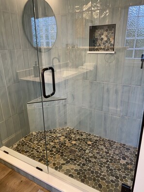 Ensemble baignoire-douche, séchoir à cheveux, serviettes fournies