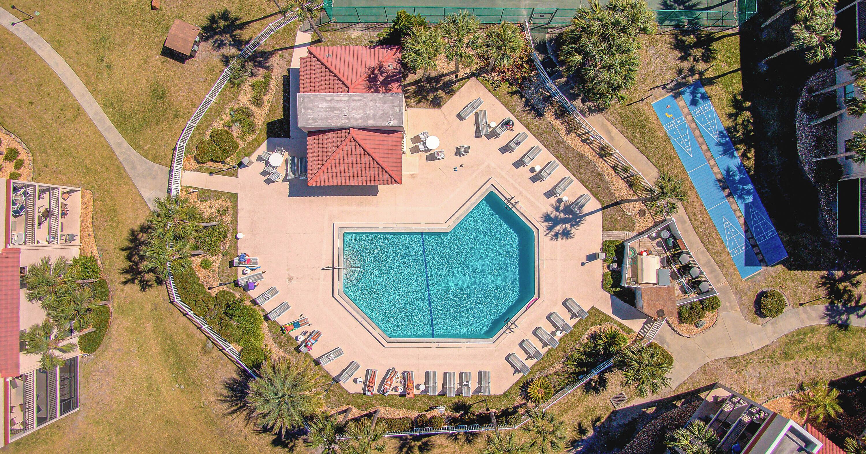 Een buitenzwembad en een verwarmd zwembad