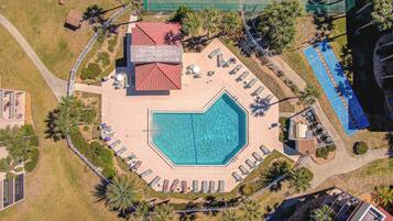 Een buitenzwembad en een verwarmd zwembad