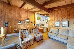 Téléviseur, foyer, livres