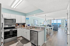 Een koelkast, een microgolfoven, een oven, een kookplaat