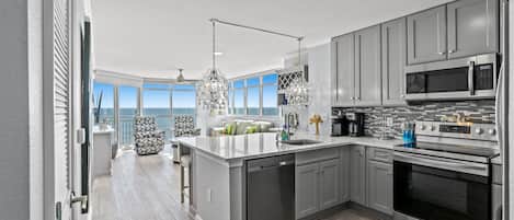 Réfrigérateur, micro-ondes, four, plaque de cuisson