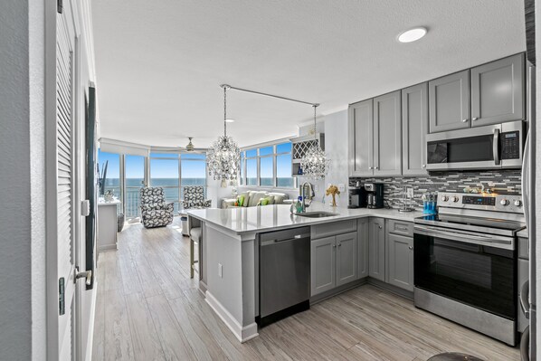 Kylskåp, mikrovågsugn, ugn och spishäll