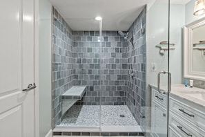 Ensemble douche/baignoire, serviettes fournies