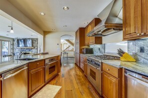 Fridge, microwave, oven, stovetop - The Duck House is a charming ski in / ski out home. (Breckenridge)