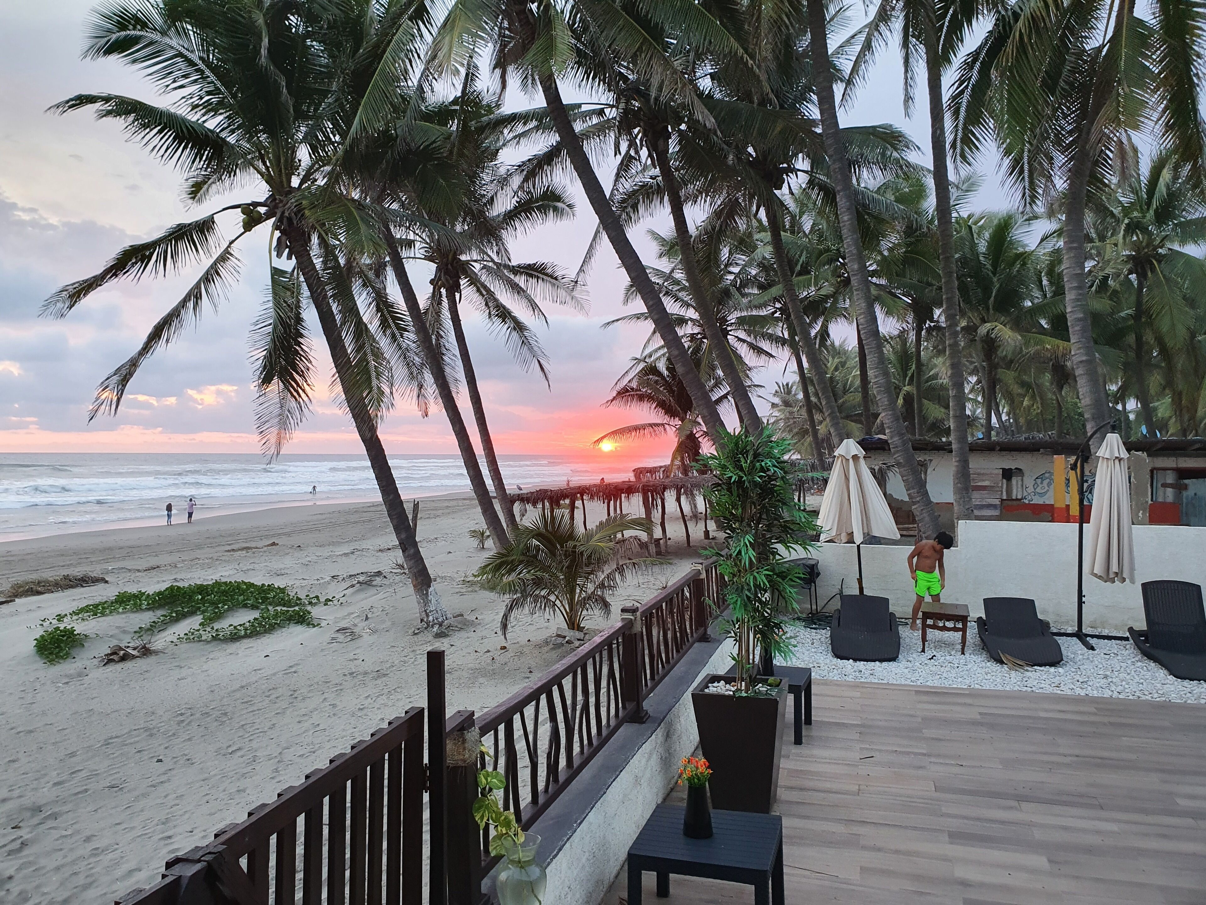 ビーチ、サンラウンジャー