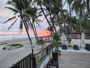 On the beach, sun loungers - La Perla Playa Azul, Beachfront Bungalows, #2 (Playa Azul)