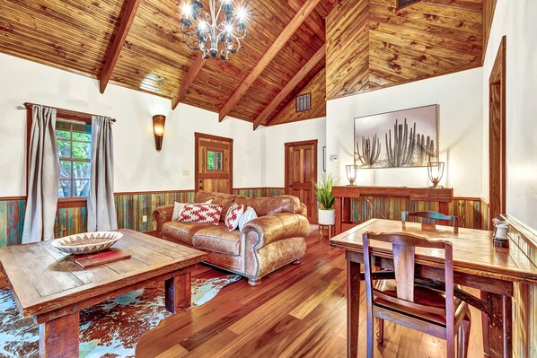 Televisión de pantalla plana y chimenea 