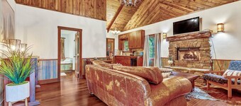 Firefly Guesthouse | Fireplace | Superb Location