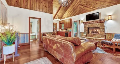 Firefly Guesthouse | Fireplace | Superb Location