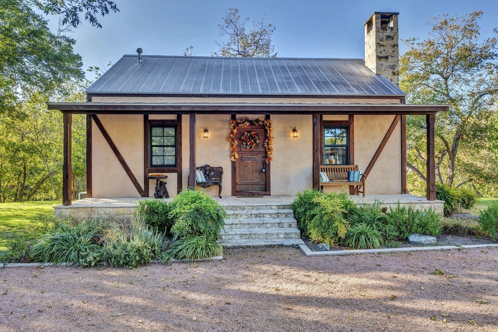 Firefly Guesthouse | Fireplace | Superb Location