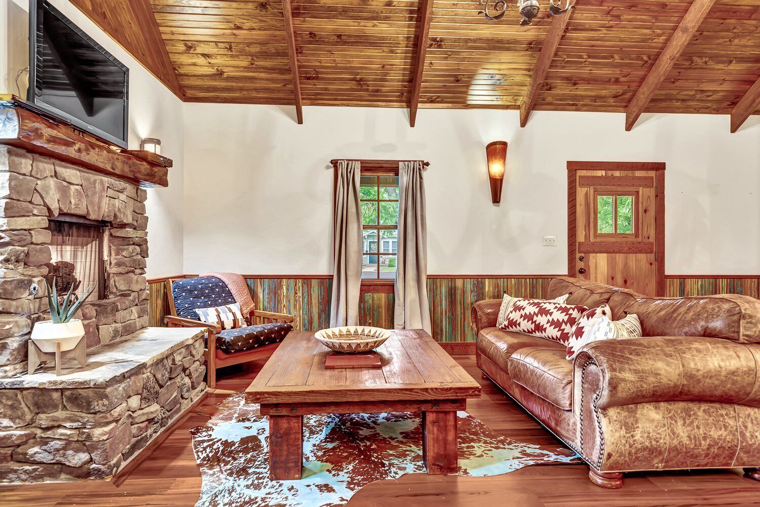 Flat-screen TV, fireplace