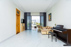 Premier Villa | Ruang tamu | 48 inci sebuah televisyen pintar dengan kabel, TV, pemain DVD