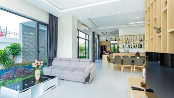 Premier Villa | Ruang tamu | 48 inci sebuah televisyen pintar dengan kabel, TV, pemain DVD