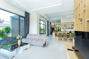 Premier Villa | Ruang tamu | 48 inci sebuah televisyen pintar dengan kabel, TV, pemain DVD