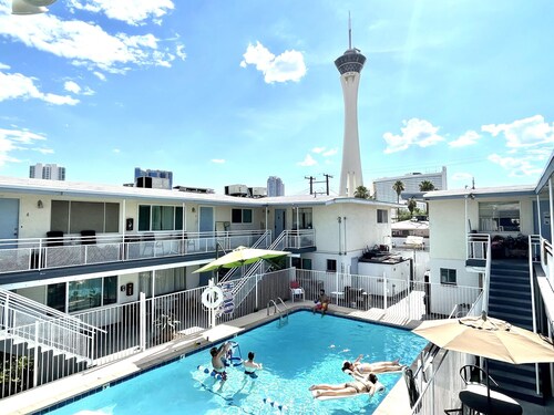 Condo,2Bedrooms,Sale,Strip,BOOK,Las Vegas,NearLVCC,wifi,SALE,pool,EDC