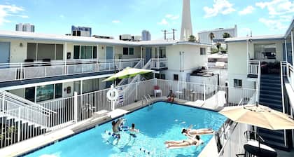 Condo,2Bedrooms,Sale,Strip,BOOK,Las Vegas,NearLVCC,wifi,SALE,pool,EDC