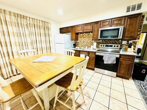 冰箱、微波炉、烤箱、炉灶