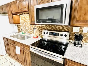 Frigorífico, microondas, horno y placa de cocina