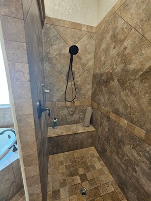 Badewanne, Whirlpool, Haartrockner, Handtücher