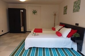 4 bedrooms, iron/ironing board, WiFi, bed sheets