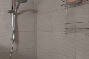 Ducha y bañera combinadas, secador de pelo, bidé y toallas