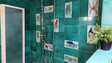 Combined shower/tub, hair dryer, bidet, towels